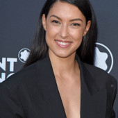 Rebecca Mir ausschnitt