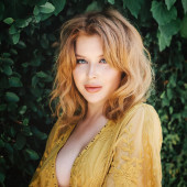 Renee Olstead sexy