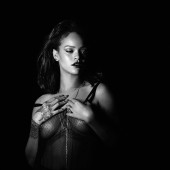 Rihanna nip slip