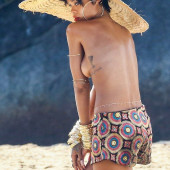 Rihanna sideboob