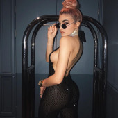 Roshelle sideboob