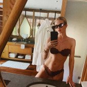 Rosie Huntington-Whiteley selfie
