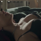 Sarah Jeffery 
