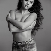 Selena Gomez oben-ohne