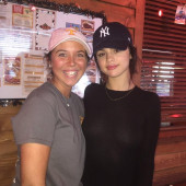 Selena Gomez no bra