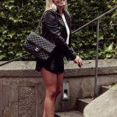 Sinah Trompf legs