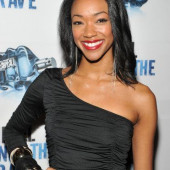 Sonequa Martin-Green braless