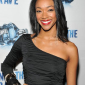 Sonequa Martin-Green braless
