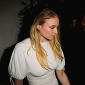 Sophie Turner pokies