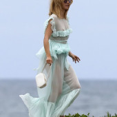 Suki Waterhouse no underwear