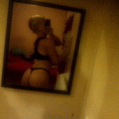 Taya Valkyrie selfie