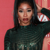 Tommie Lee braless