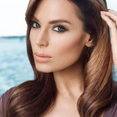Yoanna House face