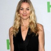 Yvonne Strahovski cleavage
